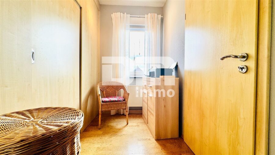 Ein- bis Zweifamilienhaus mit 2 Terrassen, Garage und angelegtem Gartenbereich - DG Ankleidezimmer mit begehbarem Kleiderschrank